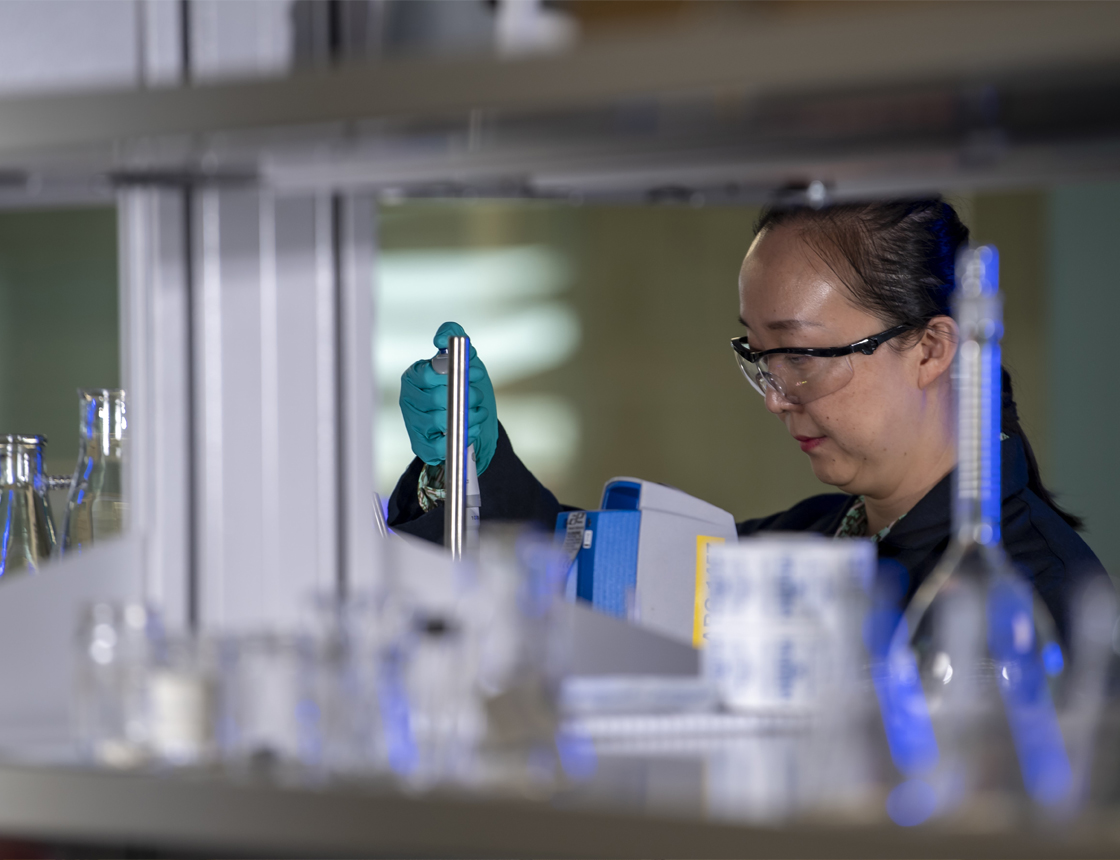 Women in lab working